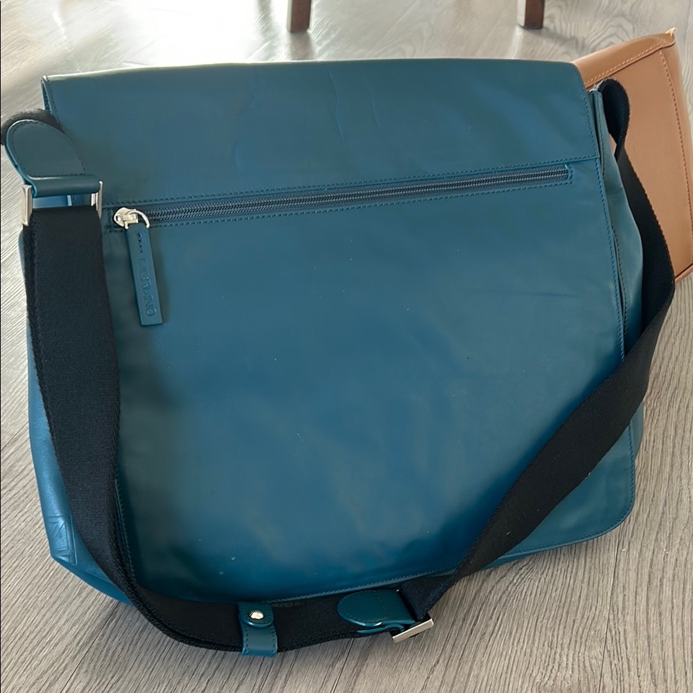 Aquamarine blue Fabriano Italia Messenger Bag